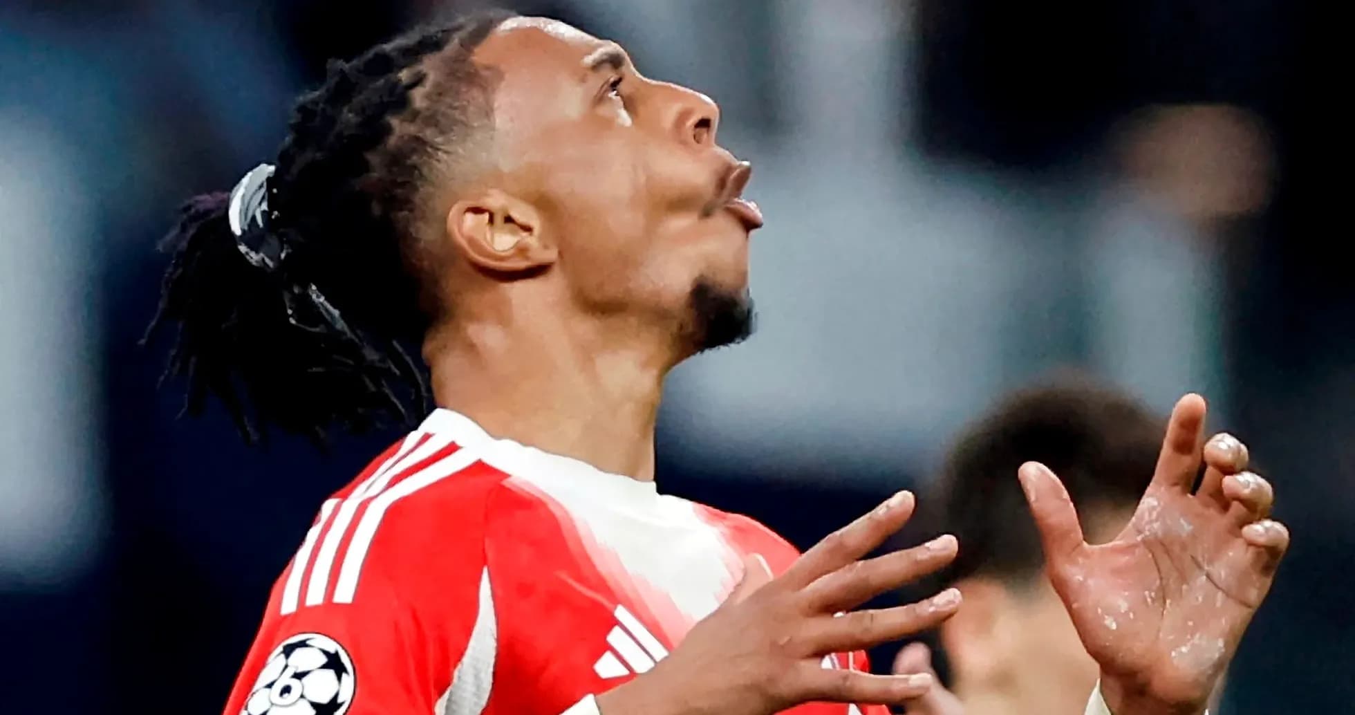 Jugador con camiseta roja mirando hacia arriba
