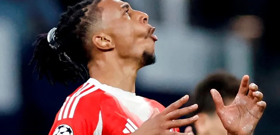 Jugador con camiseta roja mirando hacia arriba