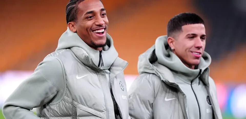 Dos jugadores sonriendo durante calentamiento previo