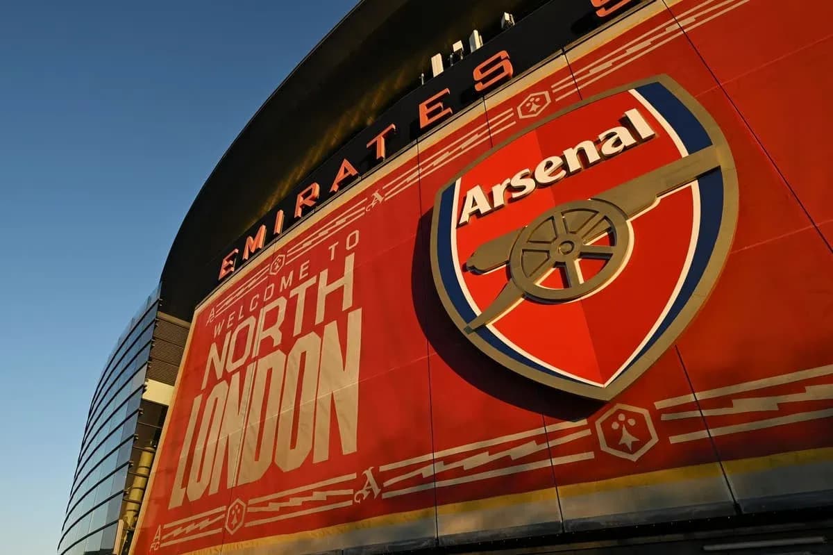 Fachada del Emirates Stadium con logo de Arsenal