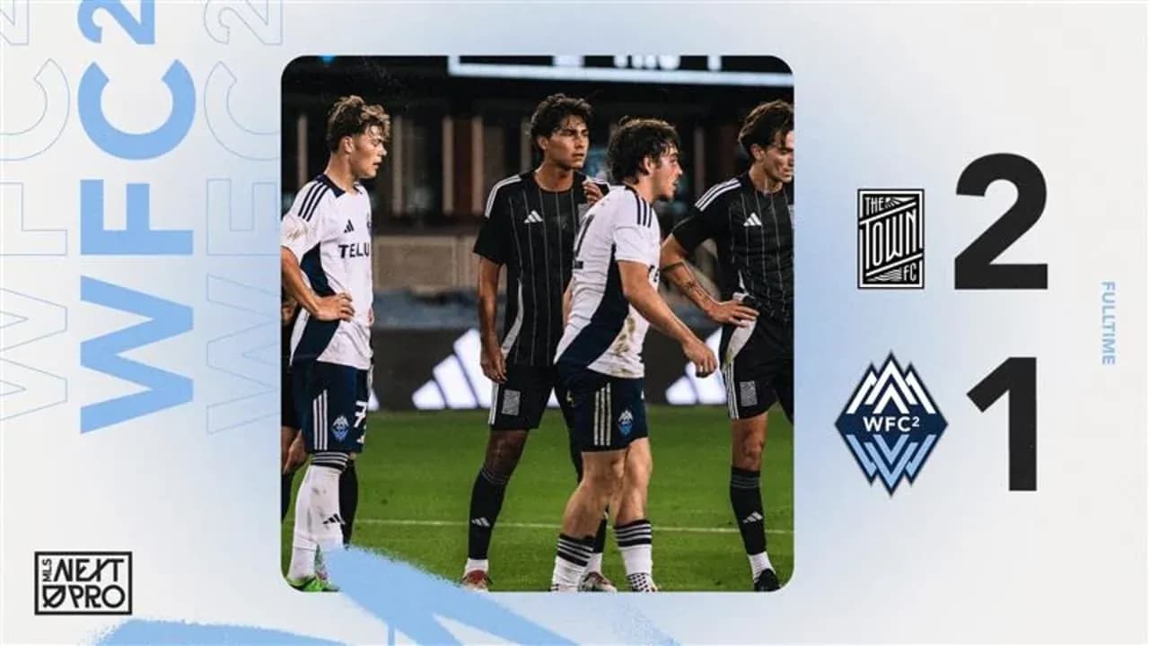 El Town FC celebra la victoria 2-1