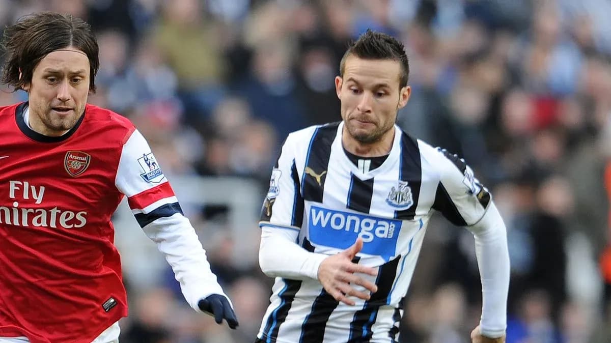 Jugadores de Arsenal y Newcastle compitiendo por el balón
