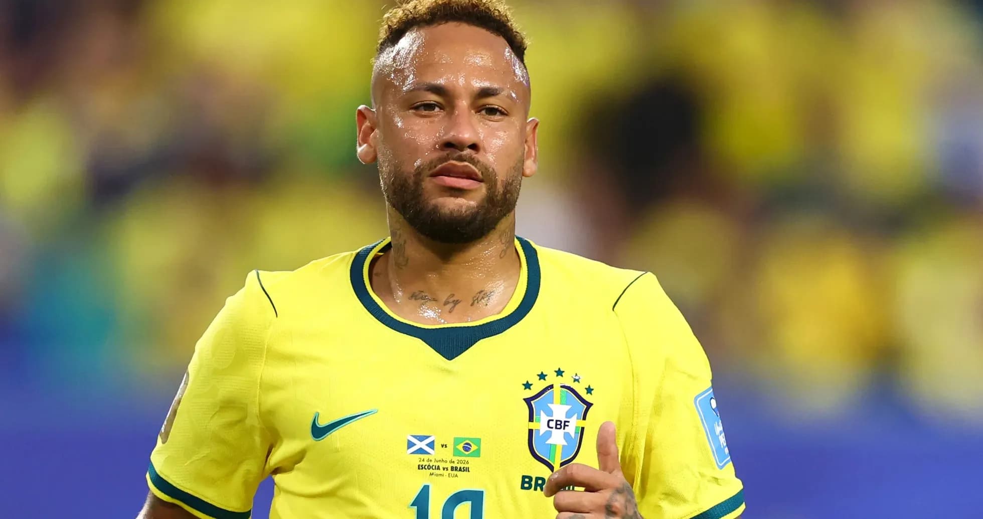 Neymar en camiseta amarilla de Brasil en el partido