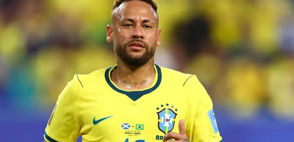 Neymar en camiseta amarilla de Brasil en el partido