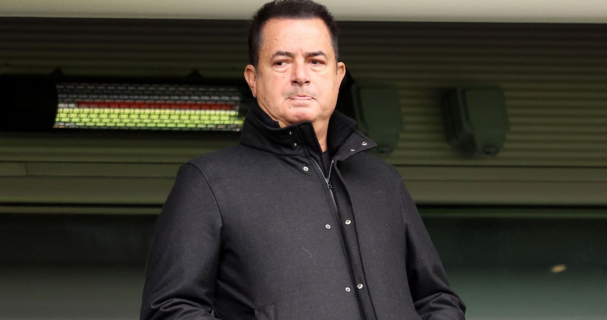 Hombre observando desde un palco en el estadio