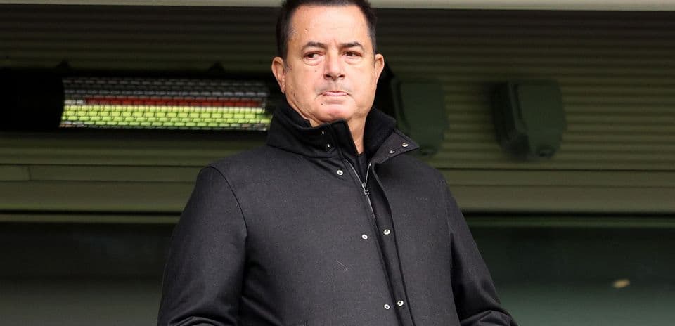 Hombre observando desde un palco en el estadio