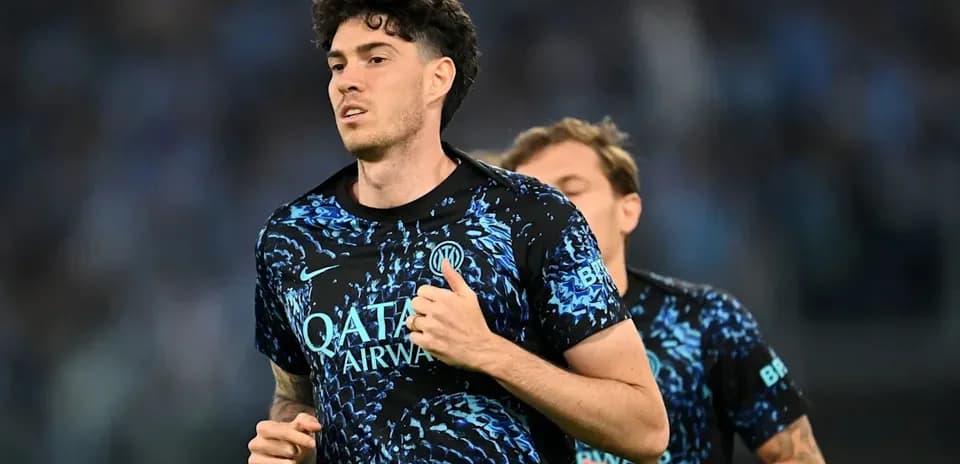 Jugador corriendo en camiseta del Inter de Milán