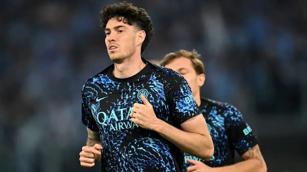 Jugador corriendo en camiseta del Inter de Milán