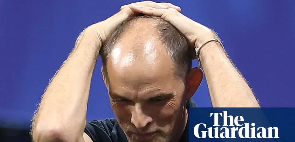 Entrenador sosteniendo la cabeza durante el partido
