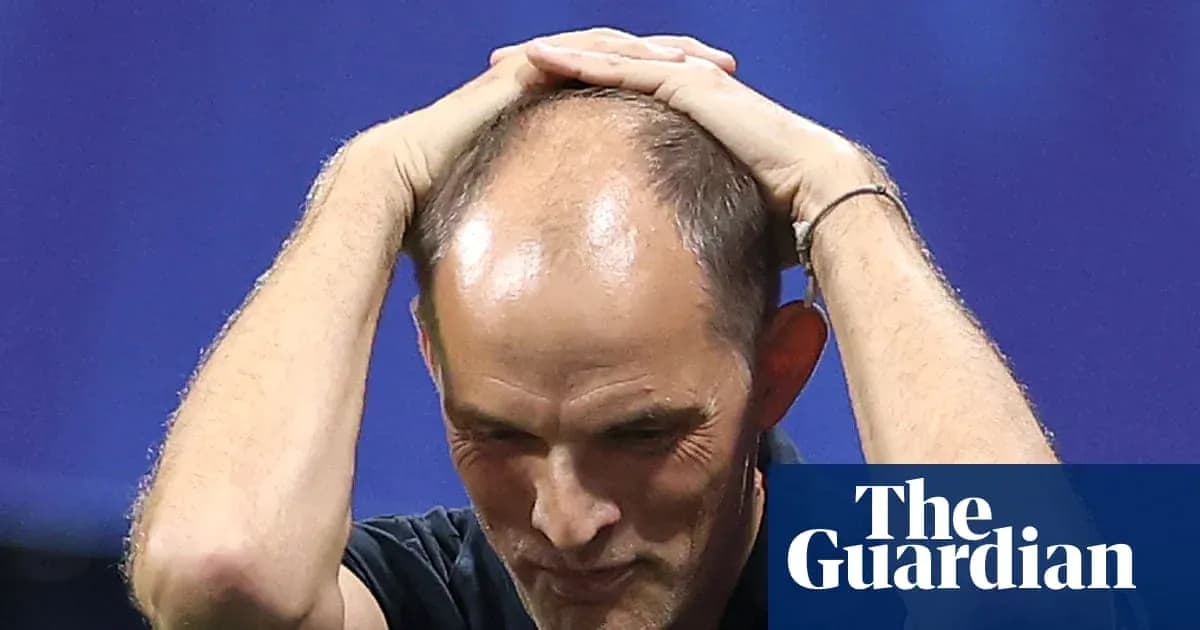 Entrenador sosteniendo la cabeza durante el partido