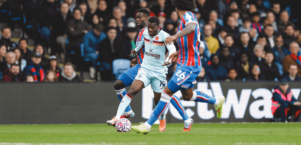 Jugador de Brentford en acción contra Crystal Palace