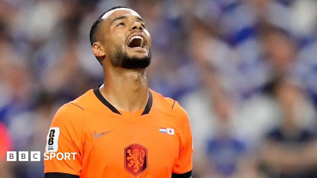Jugador con camiseta naranja expresando frustración en el campo