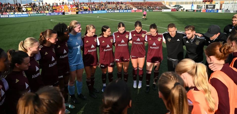 Jugadoras de Detroit City en reunión antes del partido