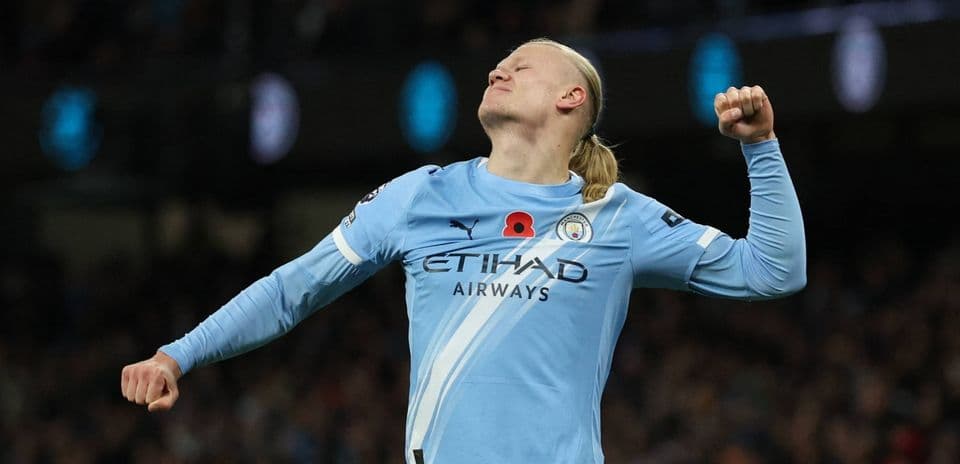 Erling Haaland celebrando un gol en el partido