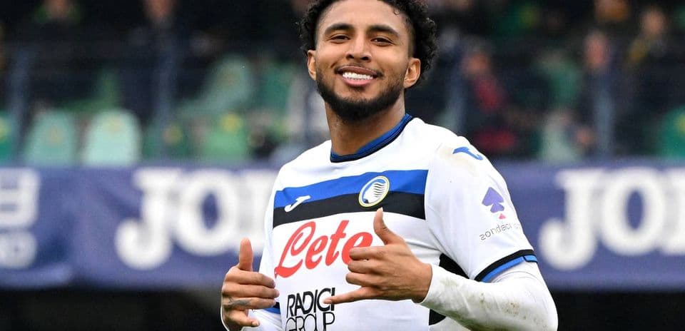 Jugador de Atalanta sonriente haciendo señal de aprobación