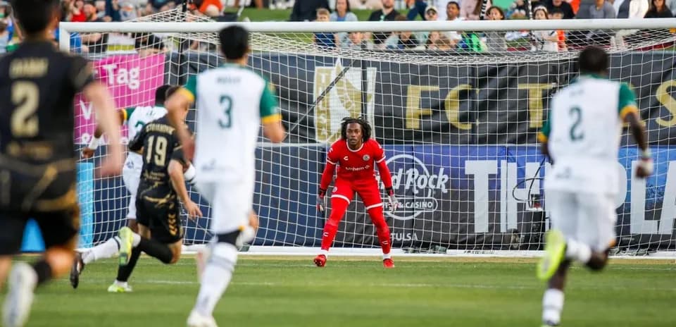 Jugador del Oakland Roots frente al arco