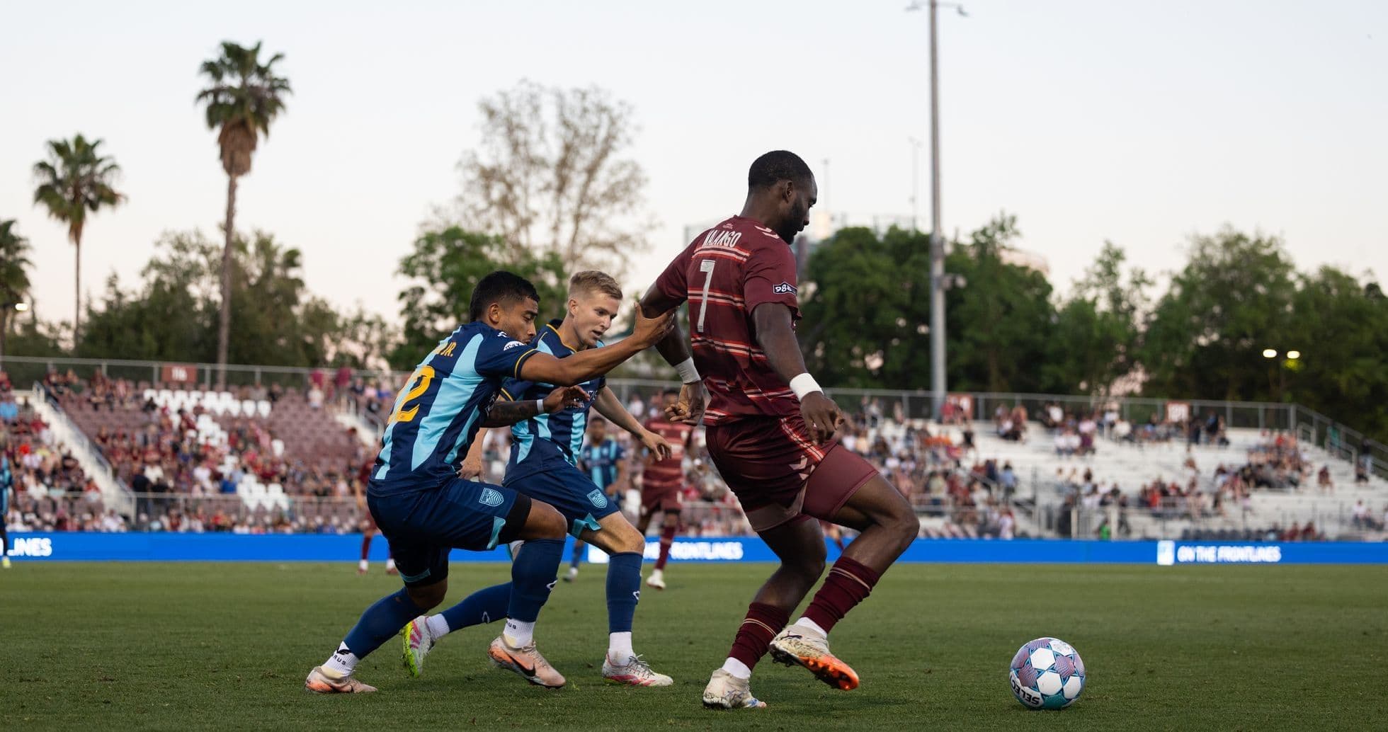 Dos jugadores persiguiendo el balón en el partido