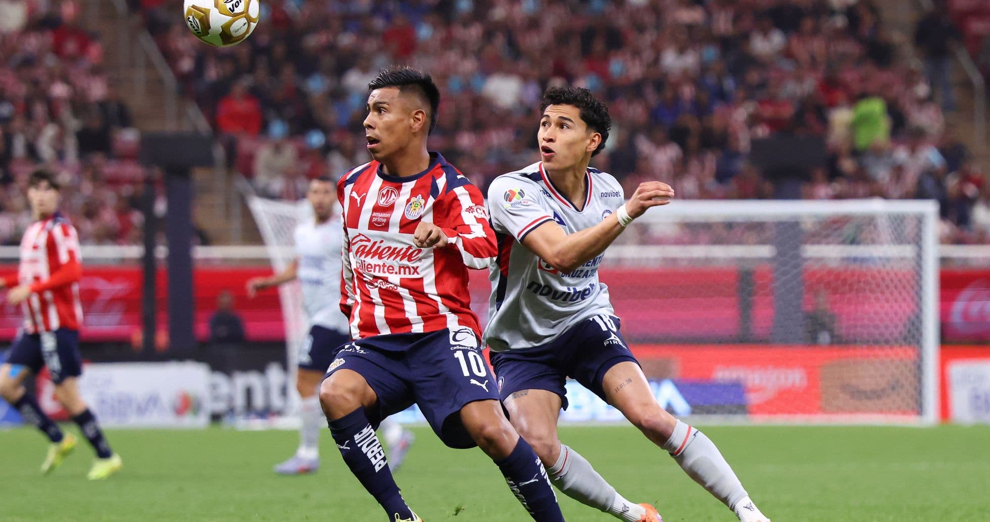 Jugador de Chivas en acción durante el partido