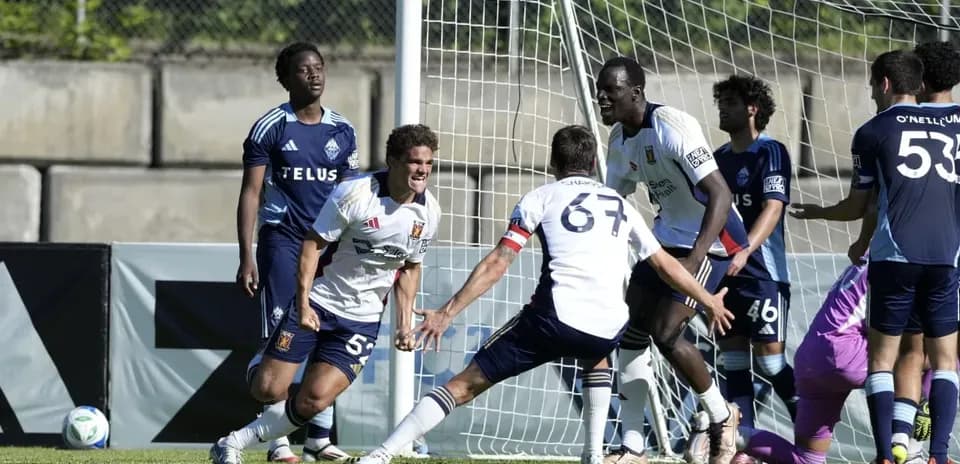 Jugadores celebrando un gol en el partido