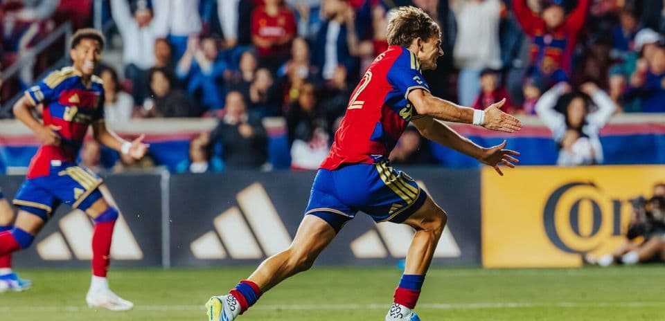 Jugador de Real Monarchs celebra un gol