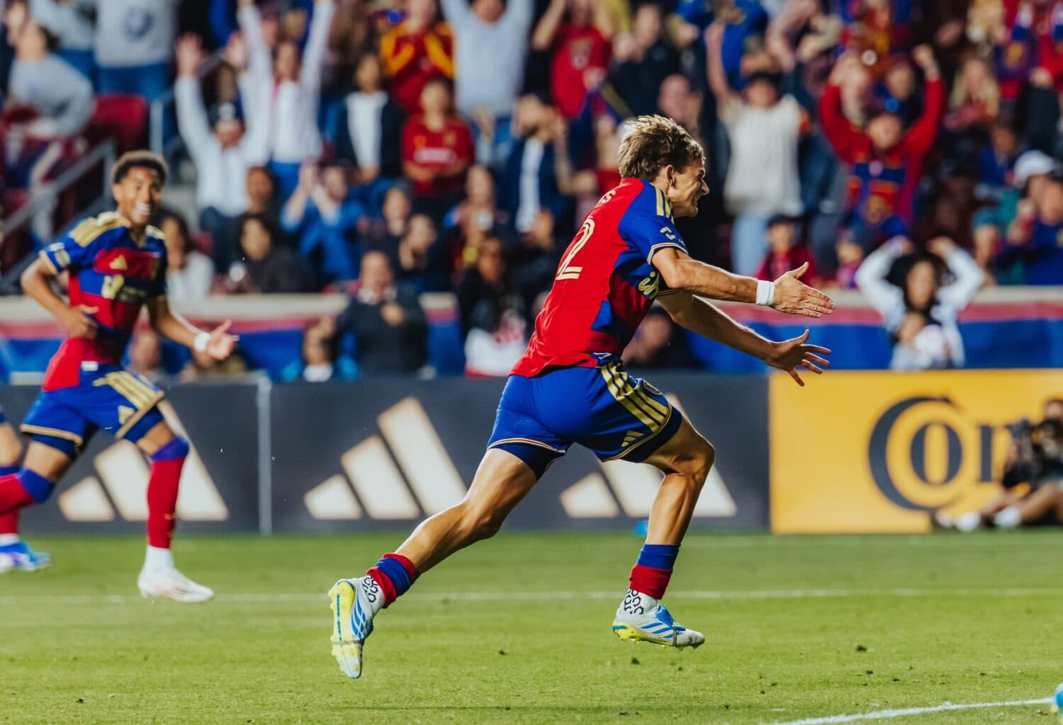 Jugador de Real Monarchs celebra un gol