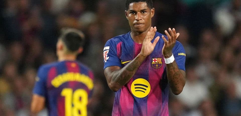 Jugador del Barcelona aplaudiendo en el campo
