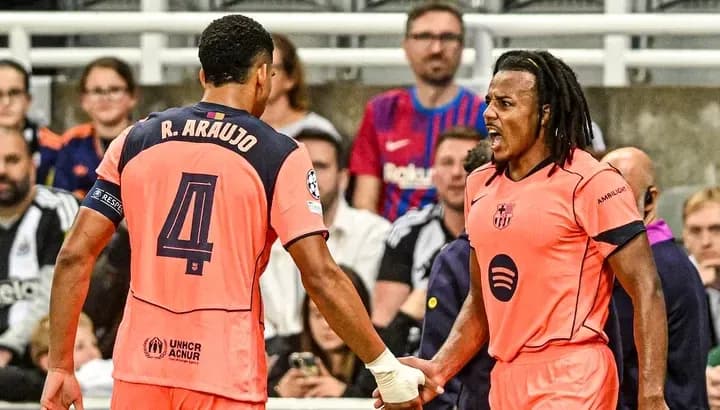 Dos jugadores de fútbol celebrando en el campo