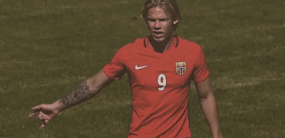 Jugador noruego señalando durante el partido de fútbol