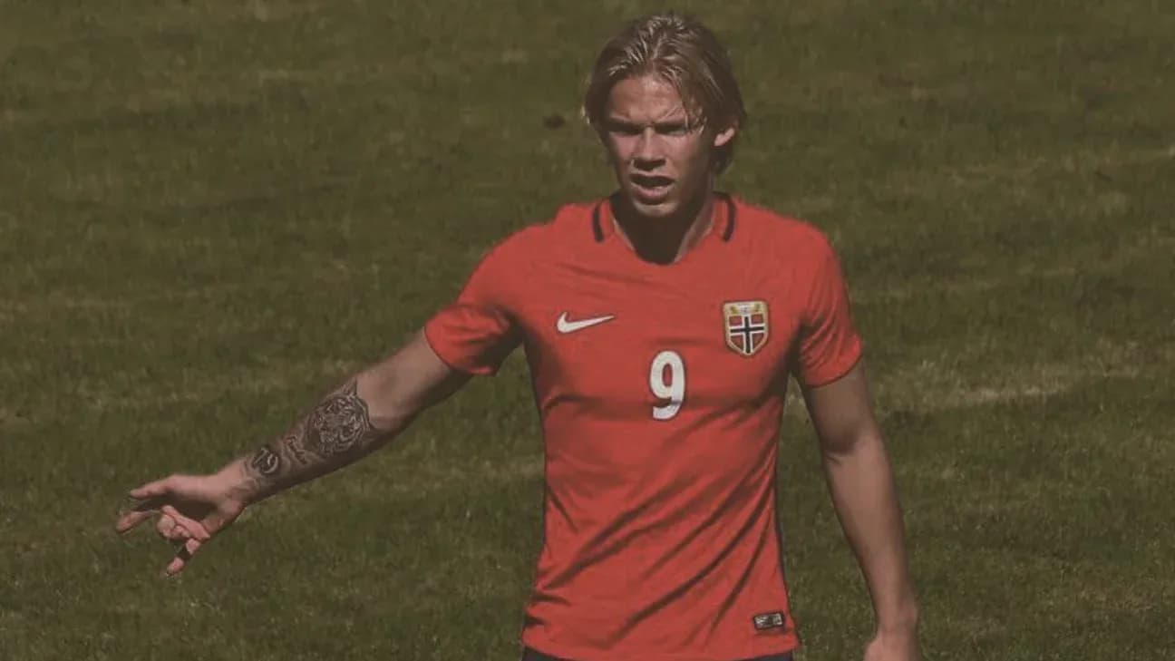 Jugador noruego señalando durante el partido de fútbol