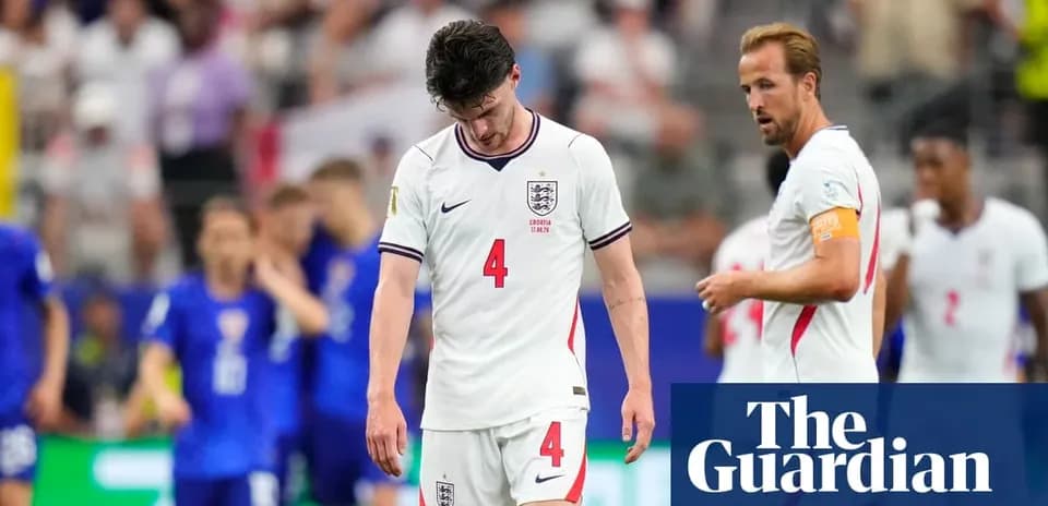 Jugadores de Inglaterra caminando cabizbajos tras el partido