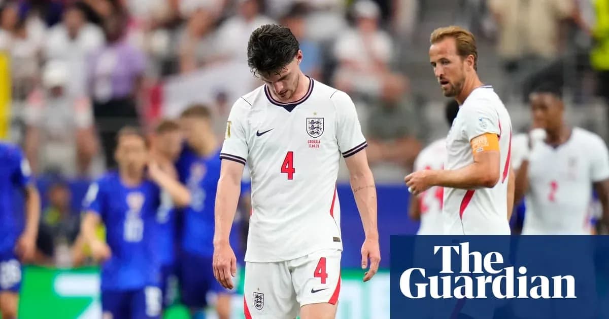 Jugadores de Inglaterra caminando cabizbajos tras el partido