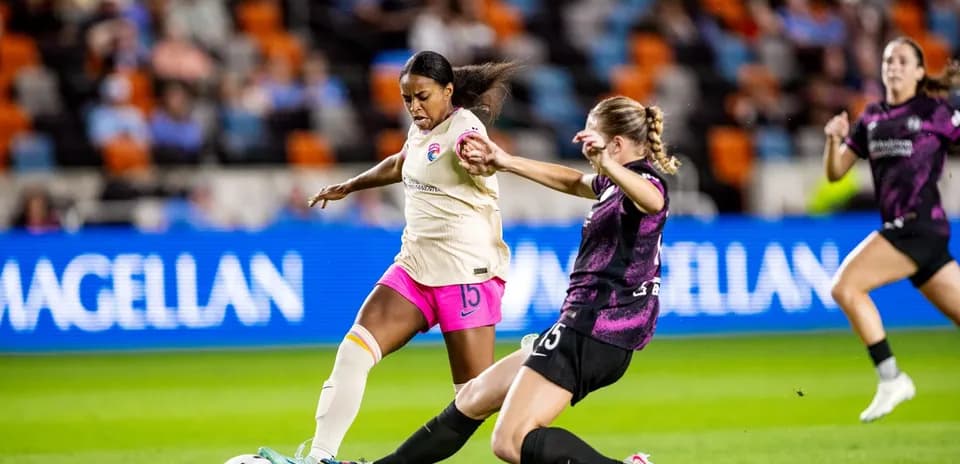 Jugadora de San Diego Wave en acción contra Orlando Pride