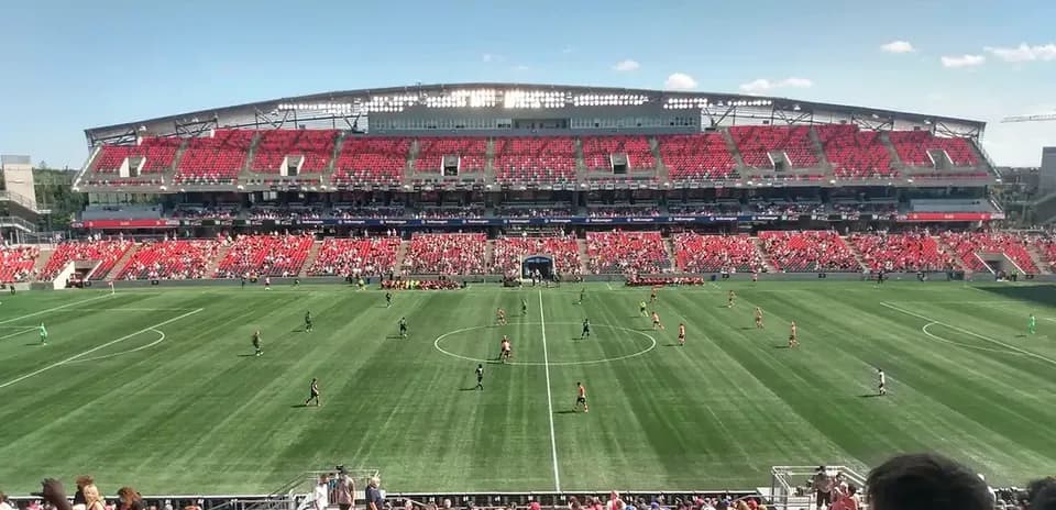 Partido de fútbol en el estadio