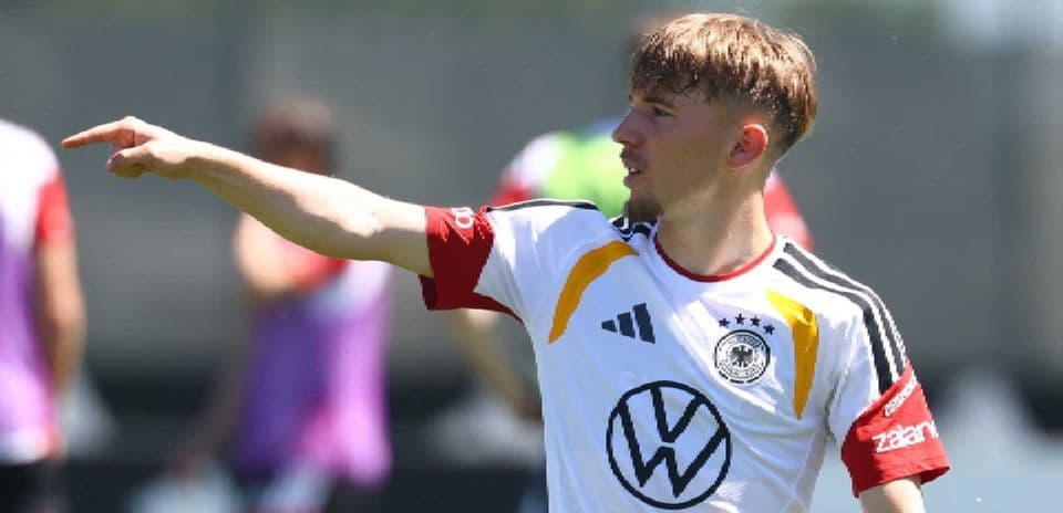 Jugador señalando durante entrenamiento de Alemania