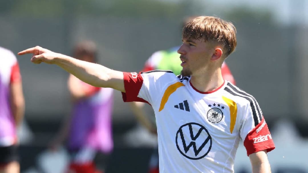 Jugador señalando durante entrenamiento de Alemania