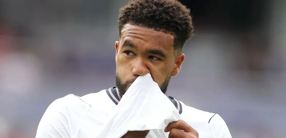 Jugador sosteniendo su camiseta durante el partido