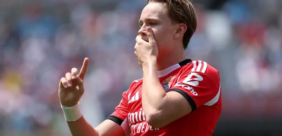 Jugador señalando con la mano durante el partido