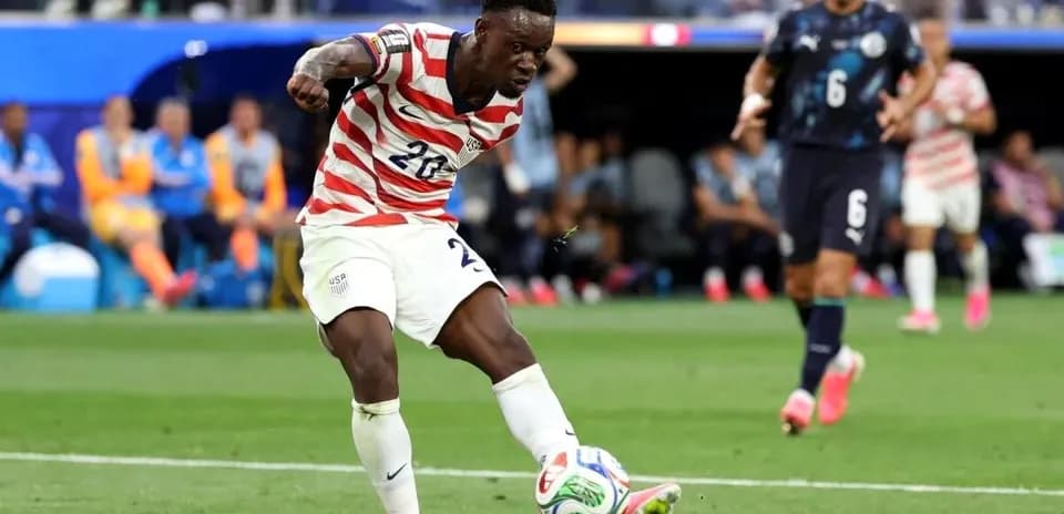 Jugador de Estados Unidos pateando el balón en partido