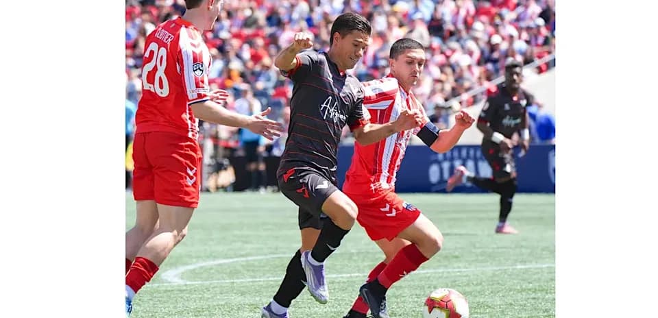 Jugadores compitiendo por el balón en el partido