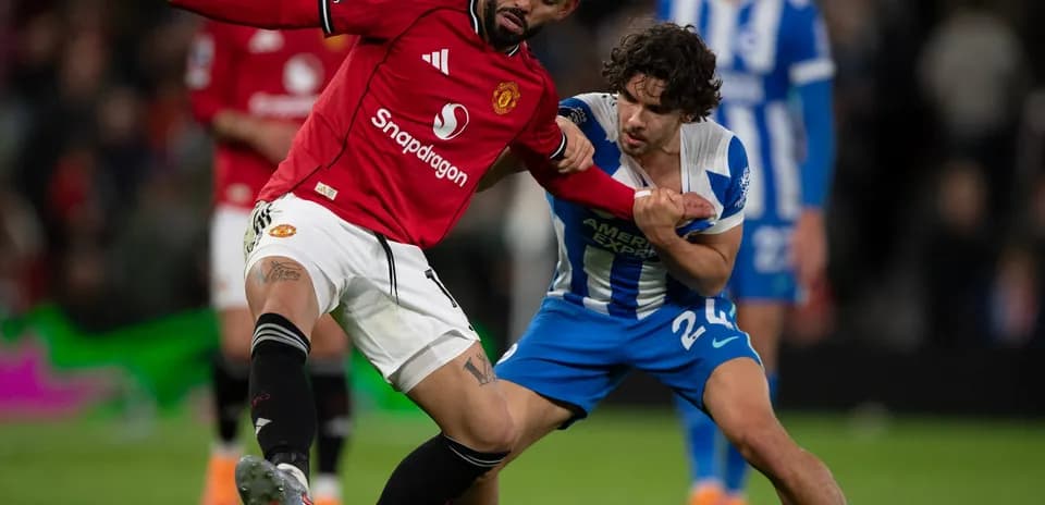 Jugador de Brighton pelea por el balón con Manchester United
