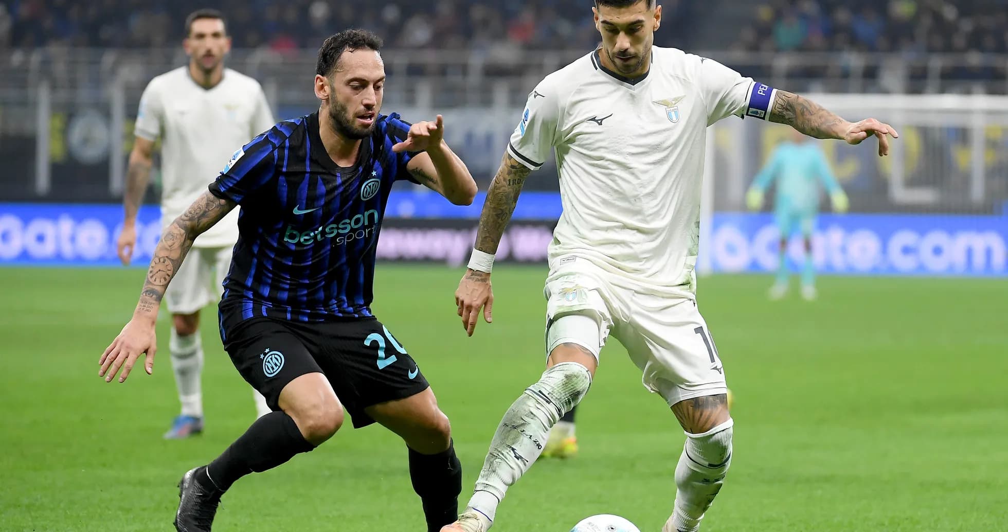 Jugador de Lazio y Inter compitiendo por el balón