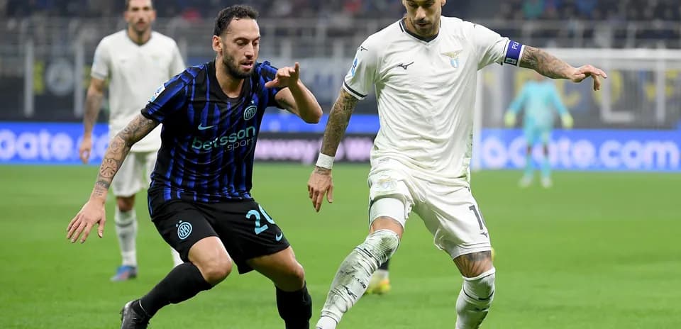 Jugador de Lazio y Inter compitiendo por el balón
