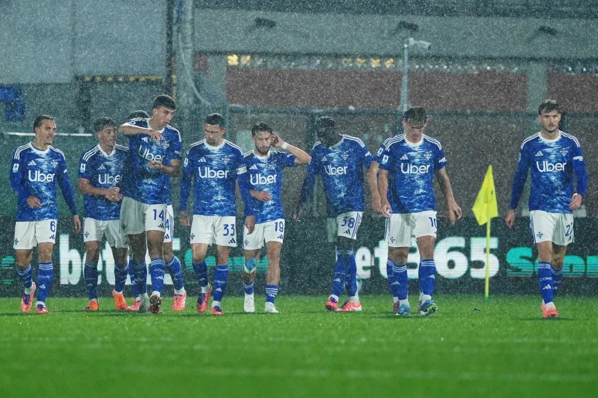 Jugadores de Como en un partido bajo la lluvia