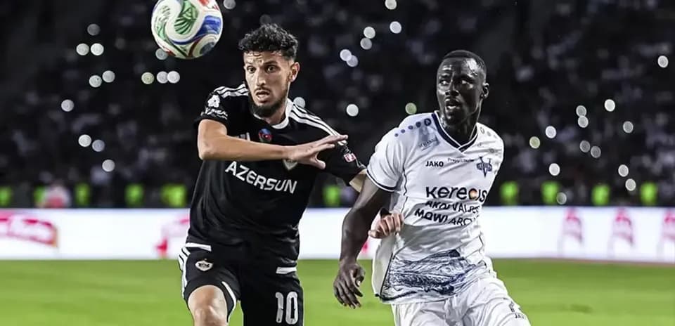 Dos jugadores compitiendo por el balón en el partido