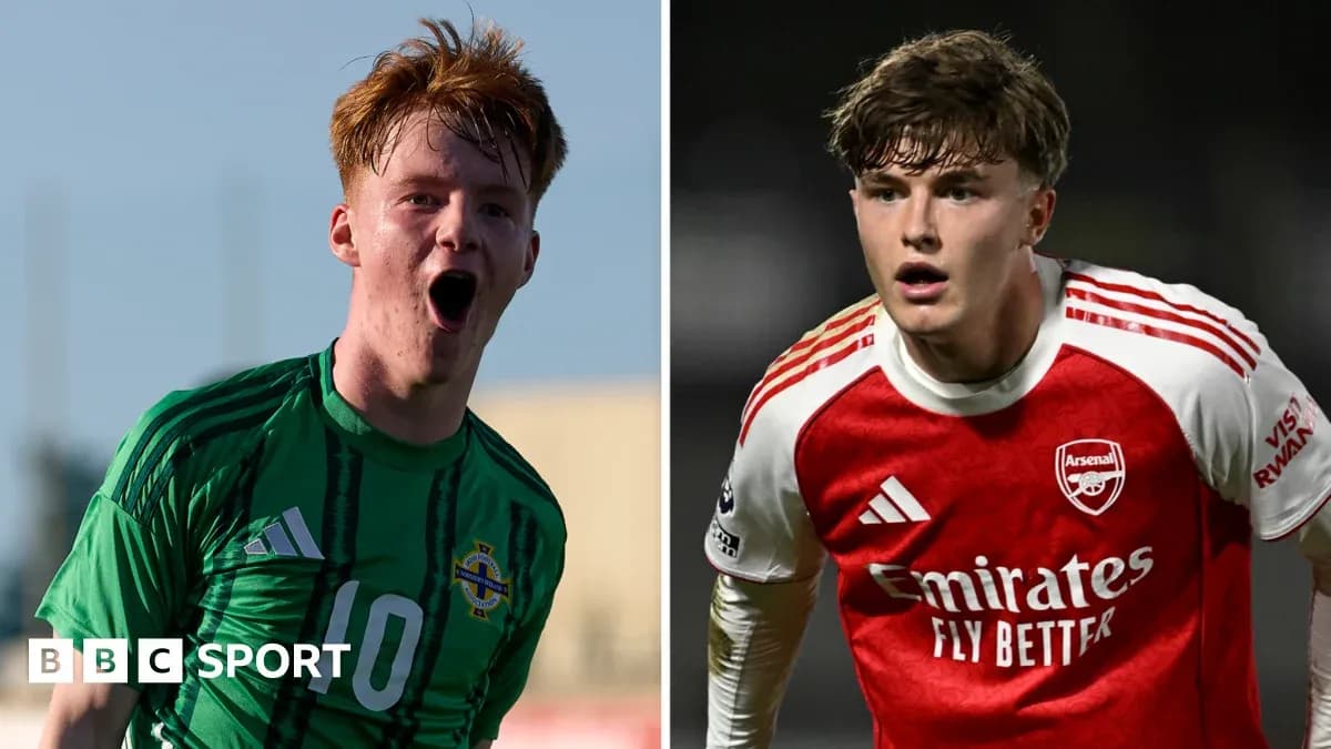 Jugadores de fútbol celebrando en sus respectivos equipos