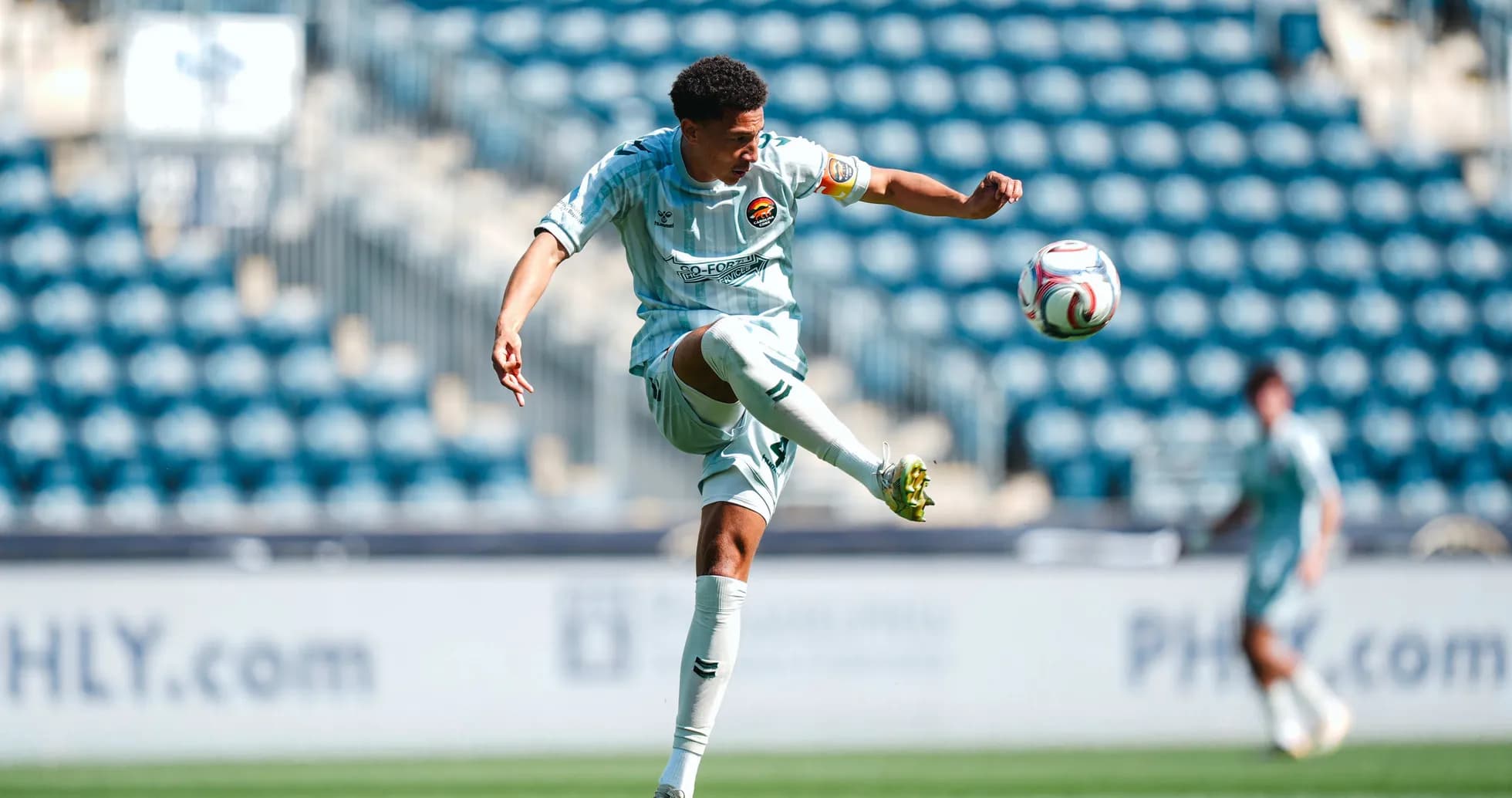 Jugador pateando el balón en el partido