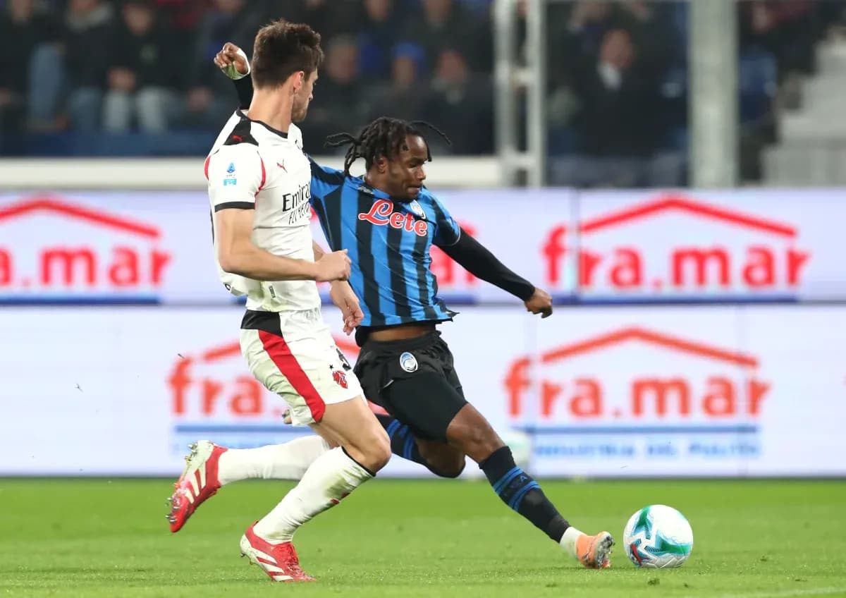 Jugadores de AC Milan y Atalanta en acción