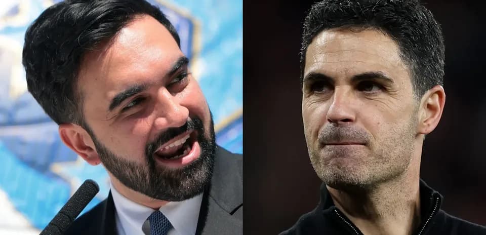Dos hombres en un evento, uno hablando y otro escuchando