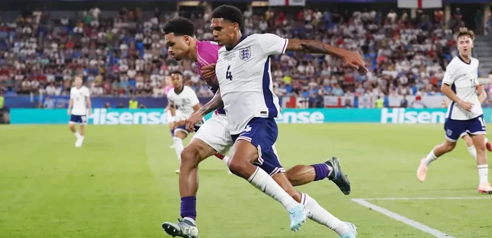 Jugadores de Inglaterra compitiendo por el balón en partido