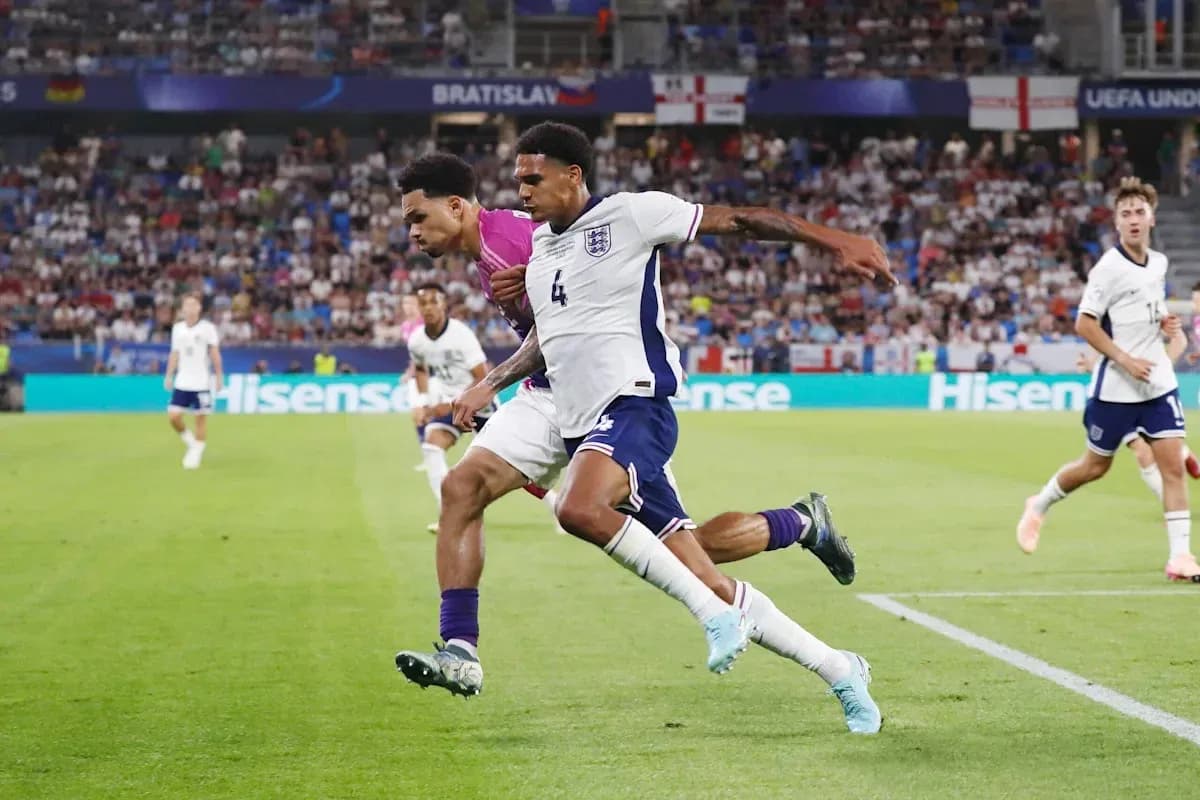 Jugadores de Inglaterra compitiendo por el balón en partido